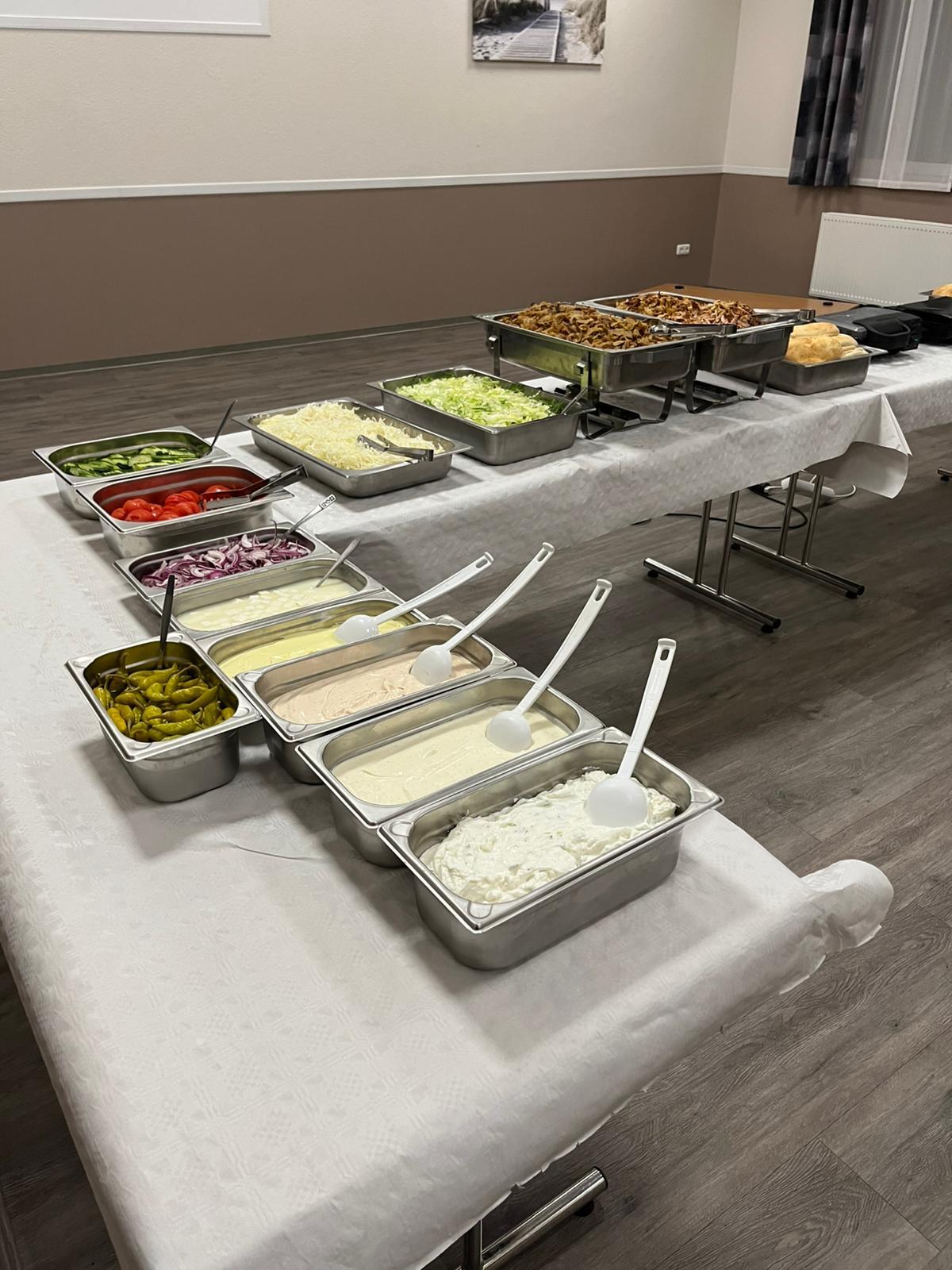 Salat- und Saucenbar für das Partyservice-Buffet