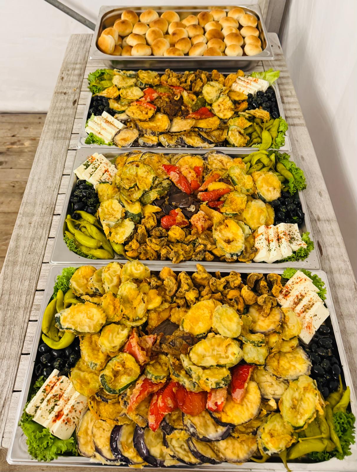 Vorspeisenplatten mit gebratenem Gemüse, Hirtenkäse und Oliven